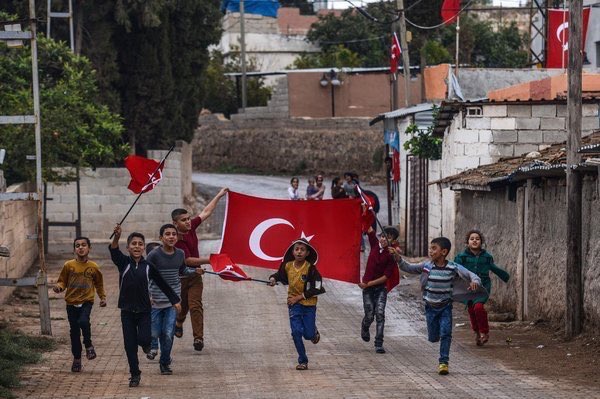 Türk askerini gören İdlib caddeleri al yıldızla donandı.