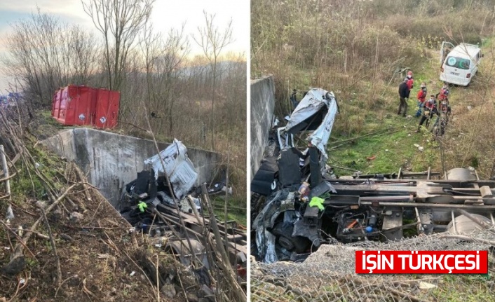 Bariyerlere çarpan kamyon devrildi: 2 ölü