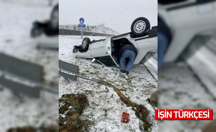 Duble yolda yağış sebebiyle kayganlaşan yolda kontrolden çıkan otomobil takla attı