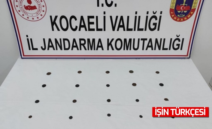 Kocaeli'de yol kontrolünde durdurulan araçta 25 sikke ele geçirildi