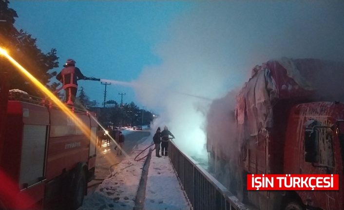 Sakarya'da pamuk yüklü kamyonda yangın çıktı!