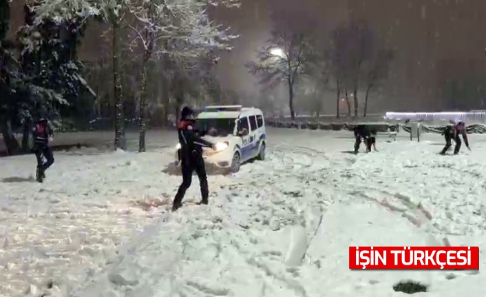 Sakarya’da polis ekipleri gönüllerince karın keyfini çıkardı