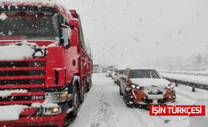 Yoğun kar nedeniyle Anadolu Otoyolu'nda ulaşım aksadı