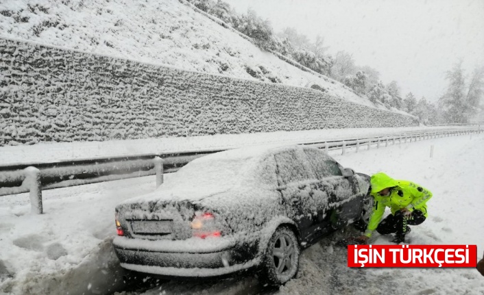 Yolda kalan vatandaşların yardımına polis ekipleri koştu