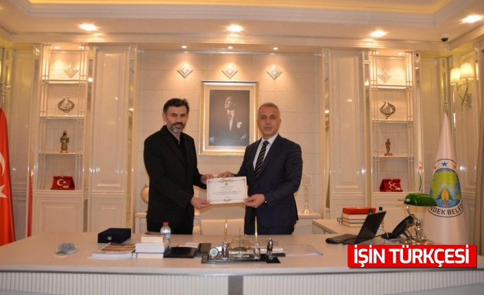 Başkan Babaoğlu'ndan Martin'e Plaket