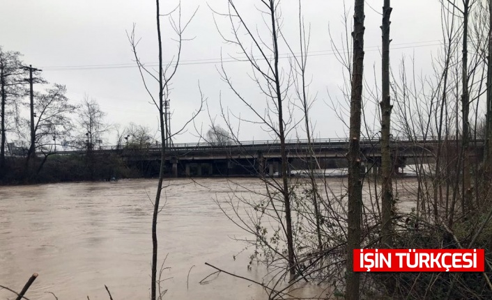 Bir dere yağışlardan taşma noktasına geldi diğeri ise atılan çöplerden taştı