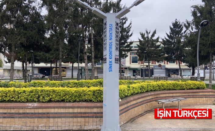 Park ve meydanlara sinek kontrol noktaları yerleştirildi