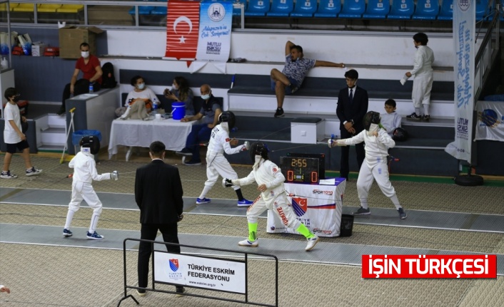 Sakarya'da düzenlenen 10,12 ve 14 Yaş Altı Eskrim Türkiye Şampiyonası sürüyor