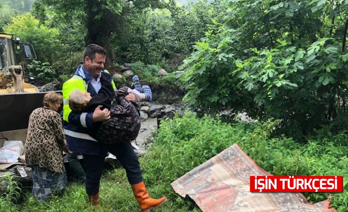 Belediye Başkanı Selde Mahsur Kalan 100 Yaşındaki Kadını Kurtardı