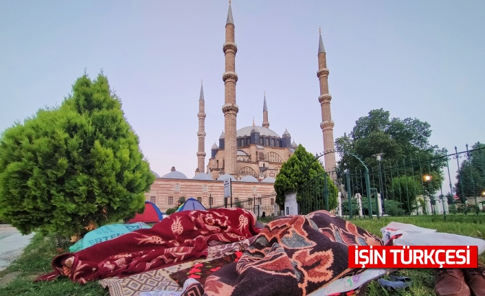 Otellerde yer bulamayan güreş sevdalıları, meydanlarda çadırlarda uyudu