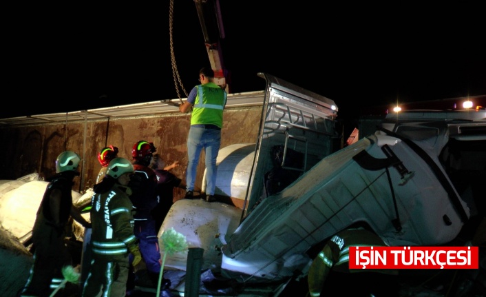 Kuzey Marmara Otoyolu’nda yem yüklü TIR devrildi: 2 ölü