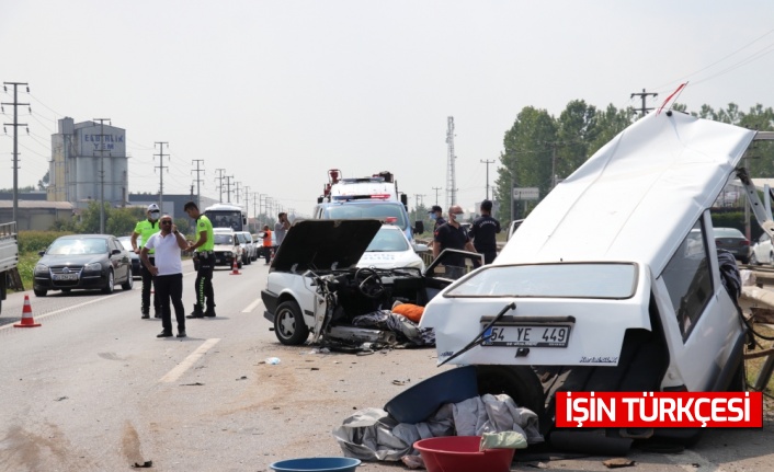 Sakarya'da iki otomobil çarpıştı: 6 yaralı