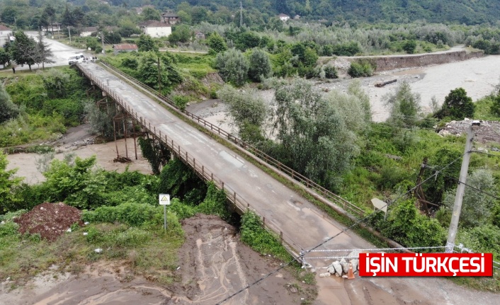 Sel felaketinde 7 mahalleyi bağlayan köprünün ayaklarında hasar oluştu