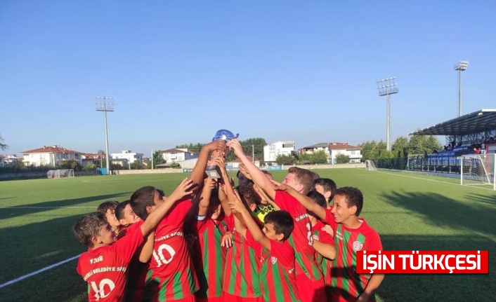 1308 Osmaneli Belediyespor U11 Futbol Takımı Sakarya’da düzenlenen turnuvada şampiyon oldu