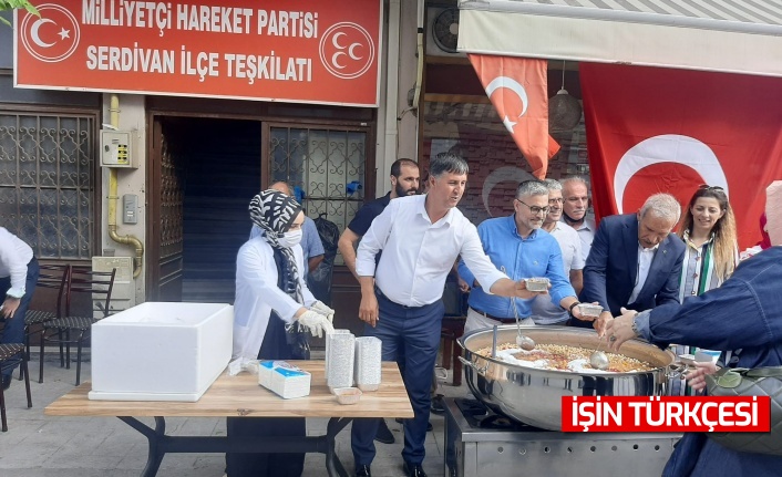 MHP Sakarya heyeti vatandaşlara aşure ikramında bulundu