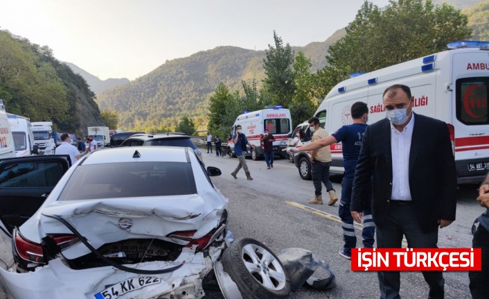 Sakarya’da ambulans ve araçların karıştığı kaza: 12 yaralı