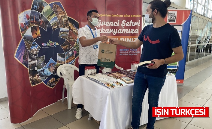 Büyükşehir Belediyesi SAÜ ve SUBÜ’de eğitime başlayacak öğrencileri karşıladı