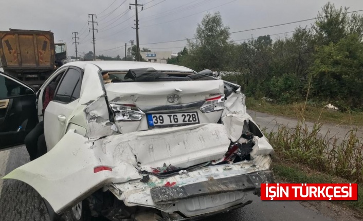 Erenler'de hafriyat kamyonu ve otomobil çarpıştı