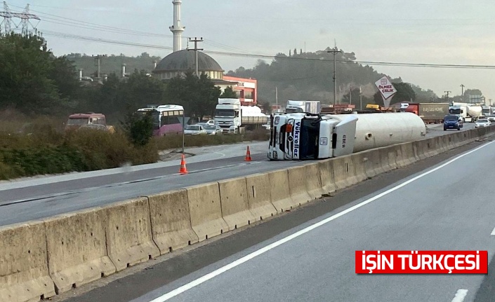 Arifiye'de kontrolden çıkan gaz yüklü tanker yan yattı