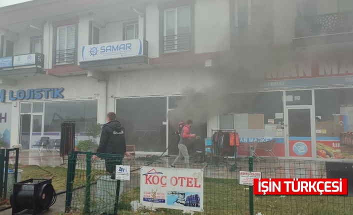 Karasu'da marketin deposunda çıkan yangın panik oluşturdu