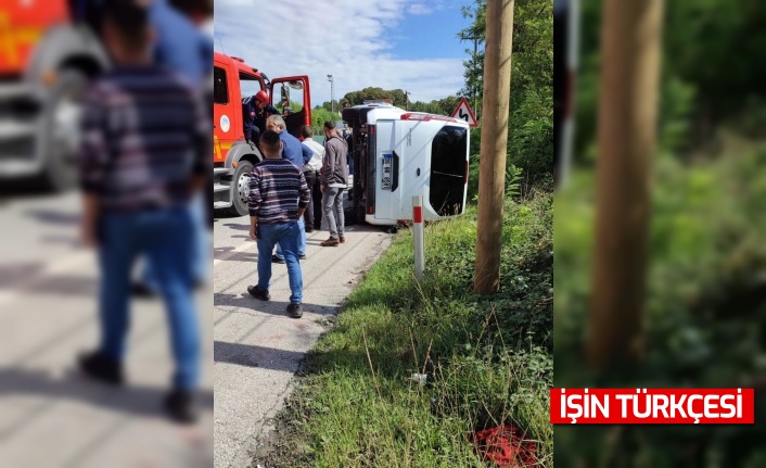 Sakarya'da otomobil ile çarpışan minibüs devrildi