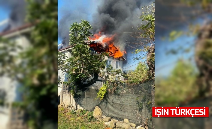 Sakarya'da 2 katlı evin çatısı alevlere teslim oldu