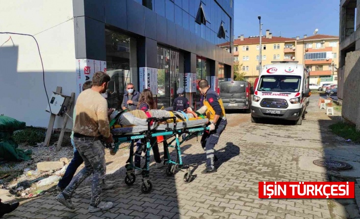 İnşaat iskelesi kırıldı, üzerinde çalışan 2 işçi düşerek yaralandı