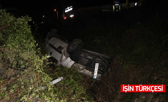 TEM’de kontrolden çıkan araç su kanalına uçtu: 2 yaralı