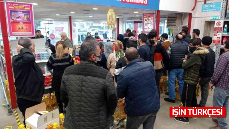 Yağ indirimini duyanlar kasaların önünde uzun kuyruklar oluşturdu