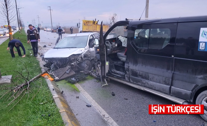 Duble yolda 4 araçlı zincirleme trafik kazası