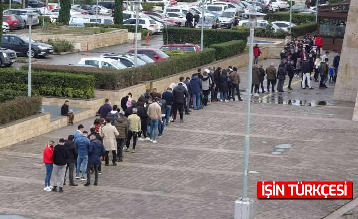 Trabzonlular o filmi izlemek için sinemaya akın ettiler, dakikalarca sırada beklediler