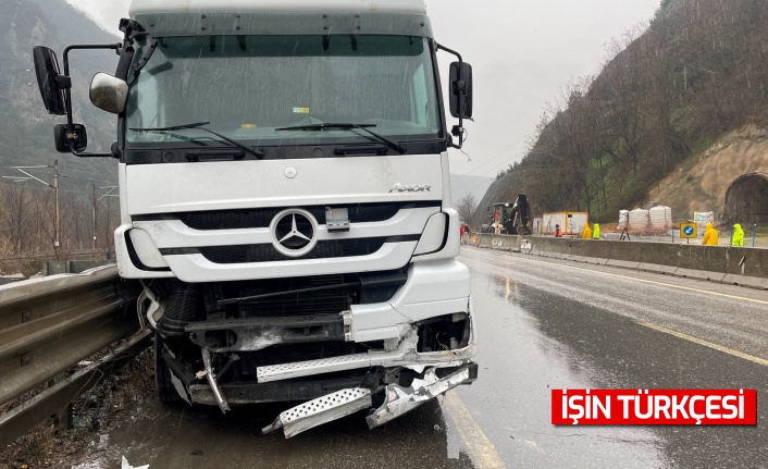 Geyve'de Kontrolden çıkan tır refüje çarptı