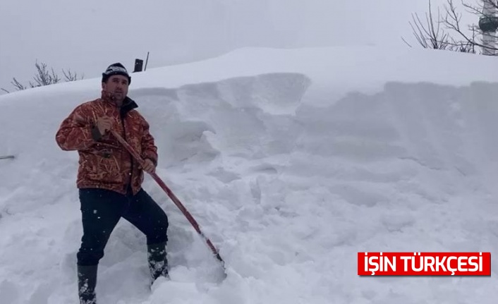 Kar kütleleri yüksek kesimlerdeki evlerin çatılarında tehlike oluşturuyor