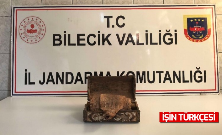 Yahudilikle ilgili terimler ve figürlerin bulunduğu yılan derisi ele geçirildi