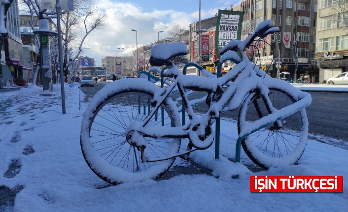 Güne karla uyandık