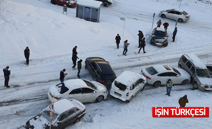 İstanbul'da karlı yolda servis araçları çarpıştı