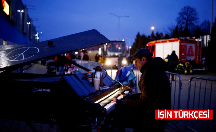 Piyano adam Ukrayna sınırında