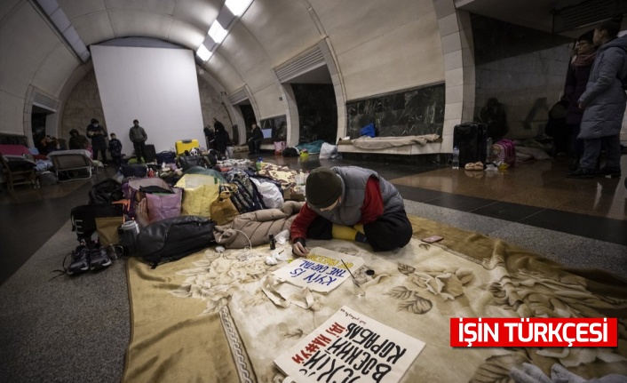 Savaştan kaçan Ukraynalılar metro istasyonuna sığındı