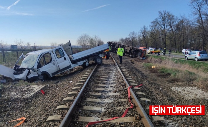 Macaristan'da tren ile minibüs çarpıştı