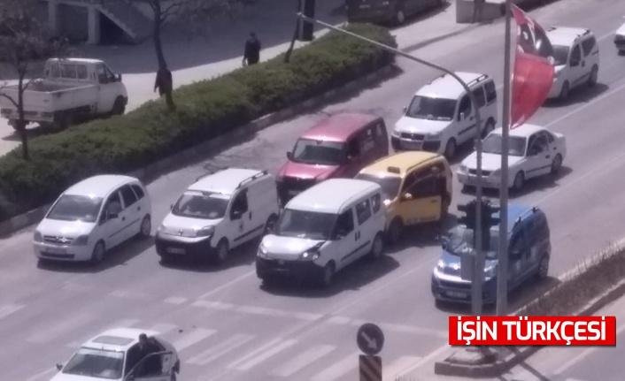 Bilecik'te trafik ışıklarında 3 aracın karıştığı kaza