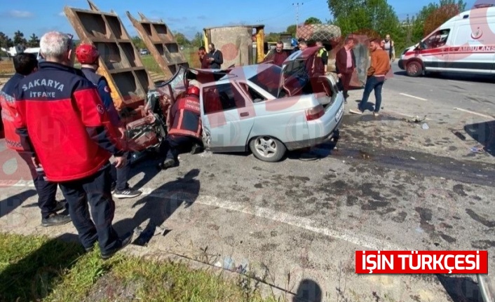 Sakarya'da feci kaza: Araba kağıt gibi ezildi