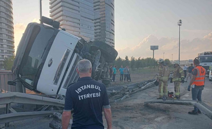 Meyve yüklü kamyon arızalanan İETT otobüsüne çarptı