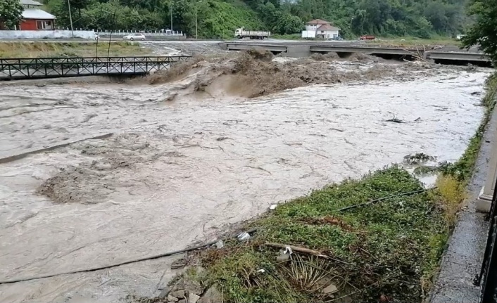 Sel suları 2 köprüyü yıktı, evleri su bastı