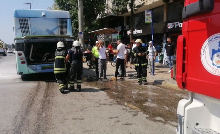 Seyir halindeki otobüste yangın çıktı, şoförün dikkati faciayı önledi