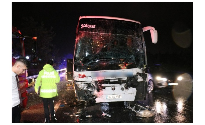 Yolcu otobüsü TIR'a çarptı: 25 yaralı