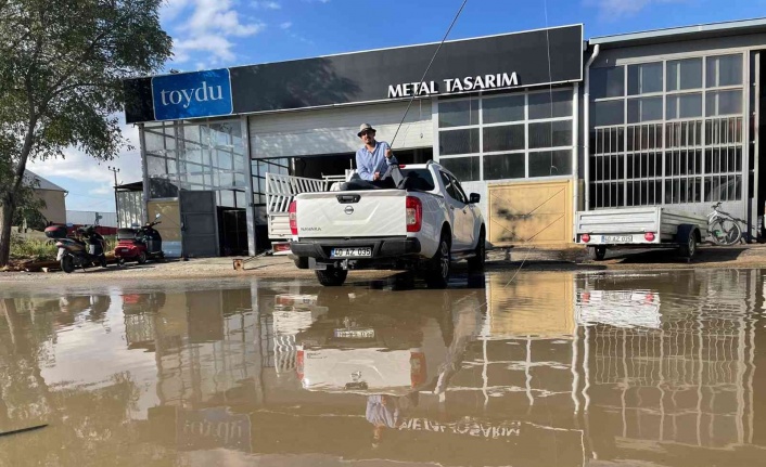 15 dakikalık yağış sonrası biriken suda balık tuttu