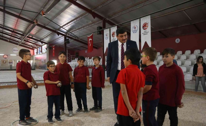 Belediye Başkanı Serhat Oğuz, Bocce Spor Salonu’nda öğrencilerle atışlar yaptı, anı olarak madalyalarını verdi