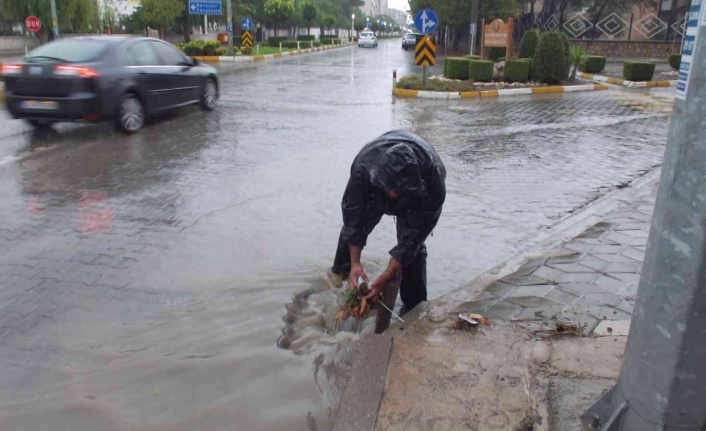 Burhaniye’ de yağmur yolları göle çevirdi