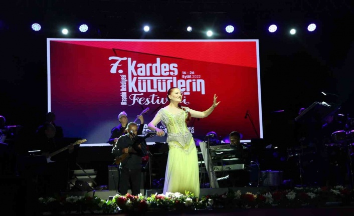 Candan Erçetin 7. Kardeş Kültürlerin Festivali’nde hayranlarıyla buluştu