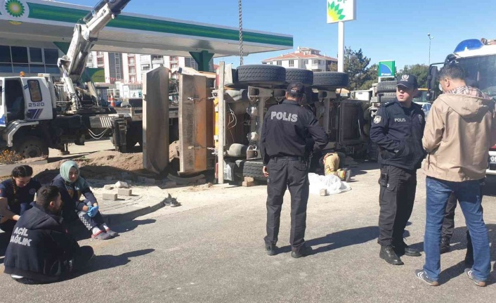 Devrilen kamyonun altında kalan genç kız hayatını kaybetti